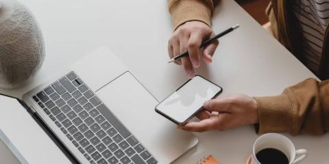person_med_mobiltelefon